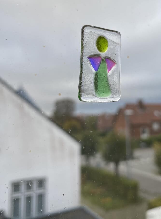 Glas engel i vinduet i klinik Holoslife.