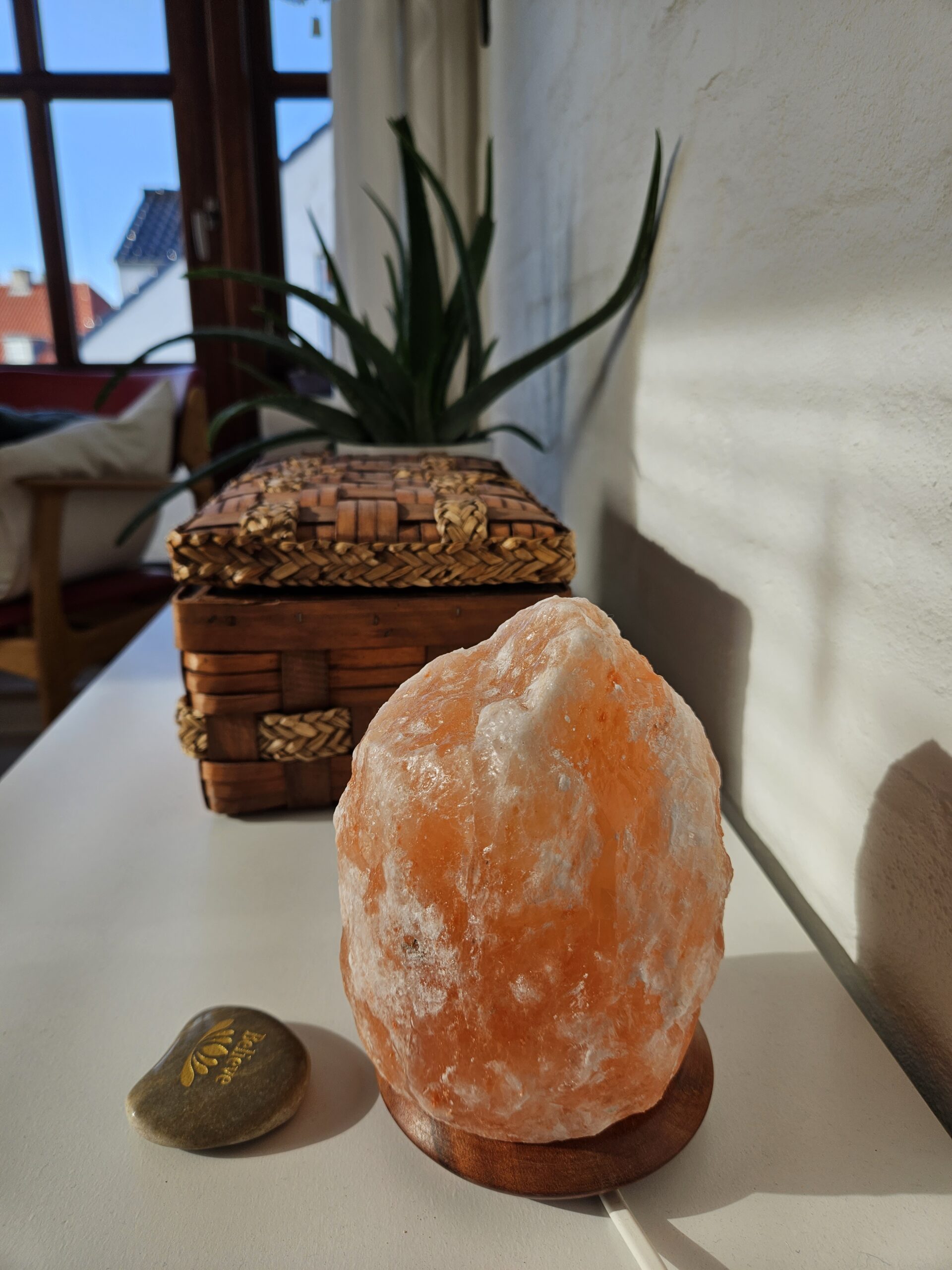 Himalaya saltlampe i klinik Holoslife hos Henriette Rolighed.