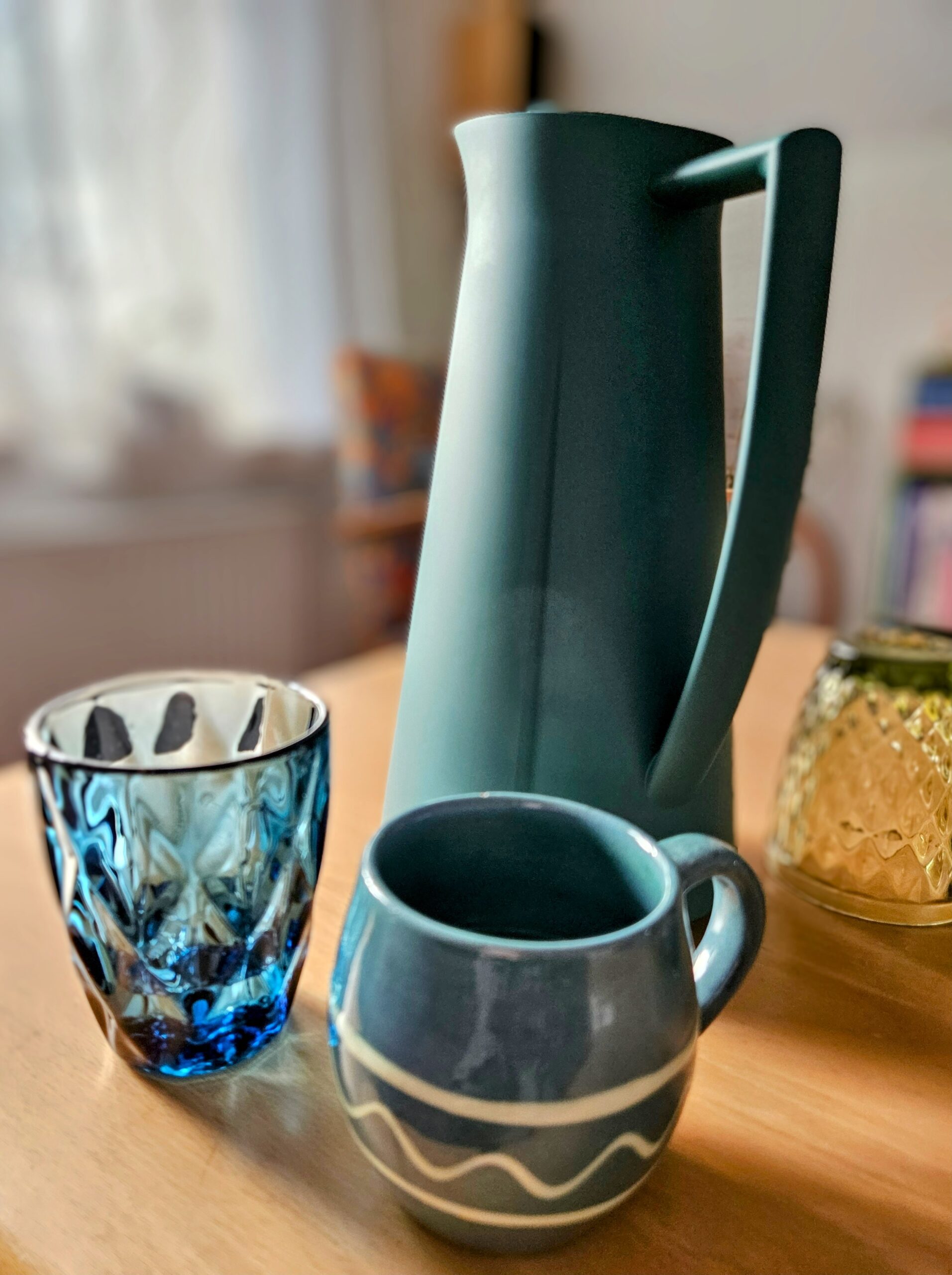 Bord med te og vand til NADA café i klinik Holoslife i Åbyhøj.